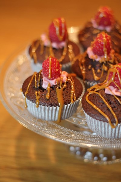 Schokoladen Cupcakes mit einer Himbeer-Buttercremefüllung und Karamellfäden