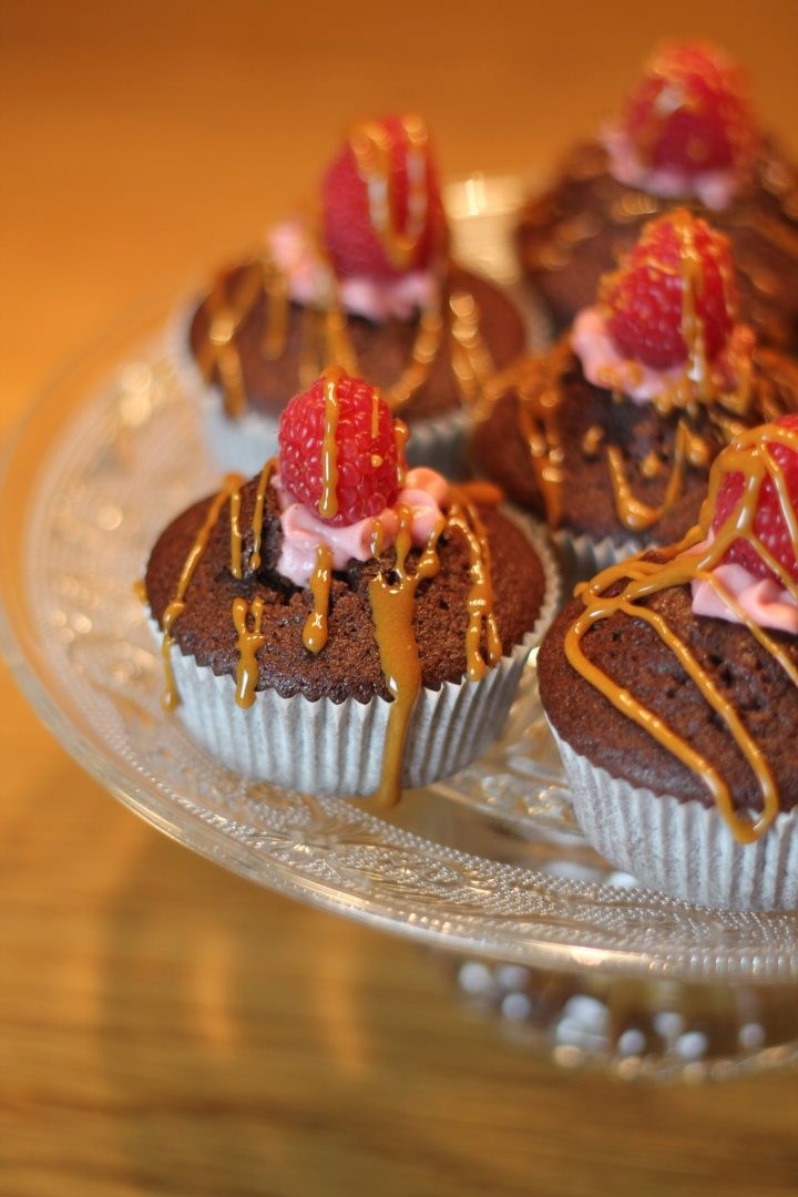 Schokoladen Cupcakes mit einer Himbeer-Buttercremefüllung und ...