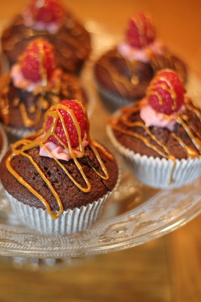 Schokoladen Cupcakes mit einer Himbeer-Buttercremefüllung und Karamellfäden