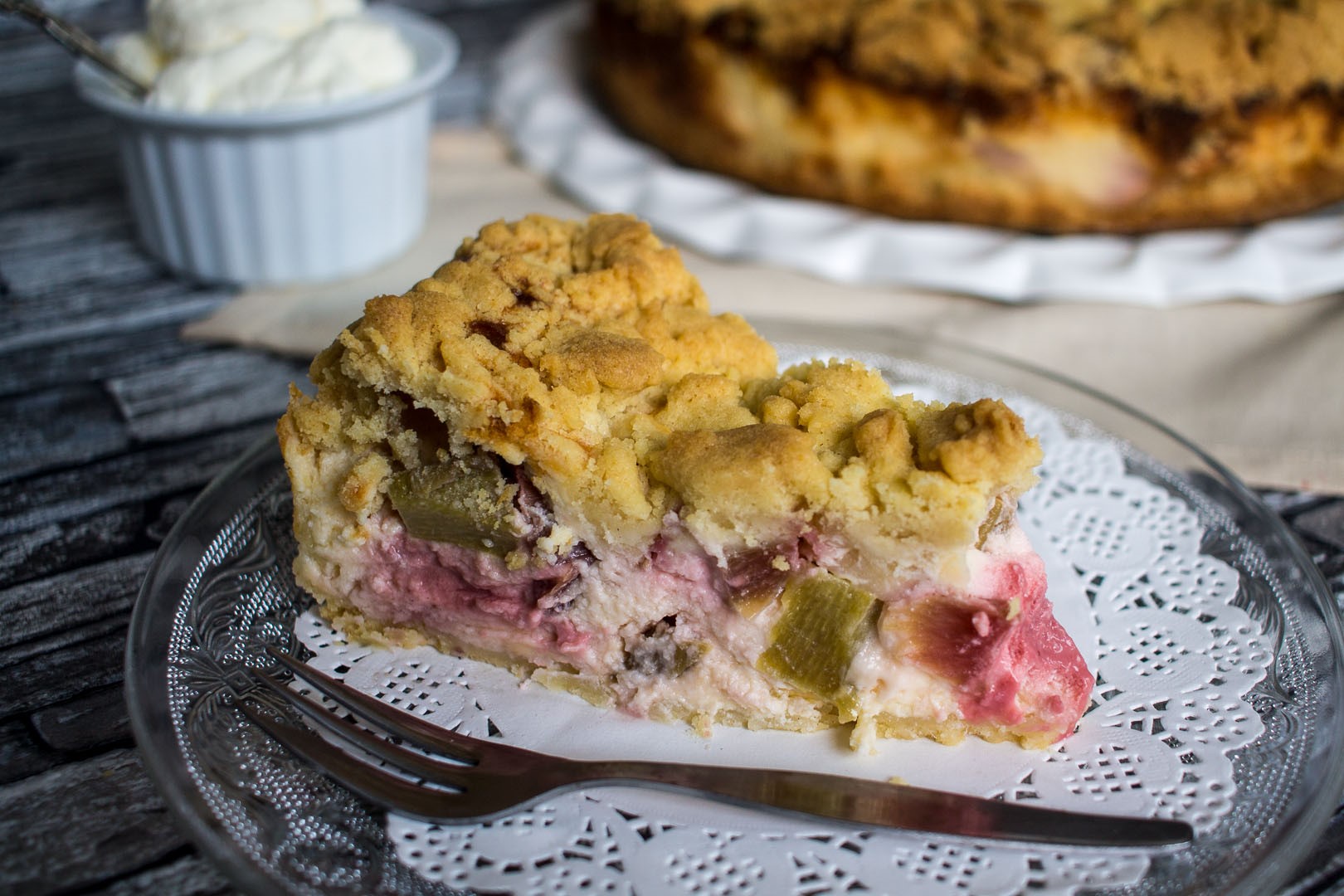 Käse-Streuselkuchen mit Erdbeeren und Rhabarber - Küchentante