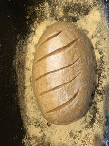 Mit einem sehr scharfen Messer die Oberfläche des Brotes leicht einritzen.