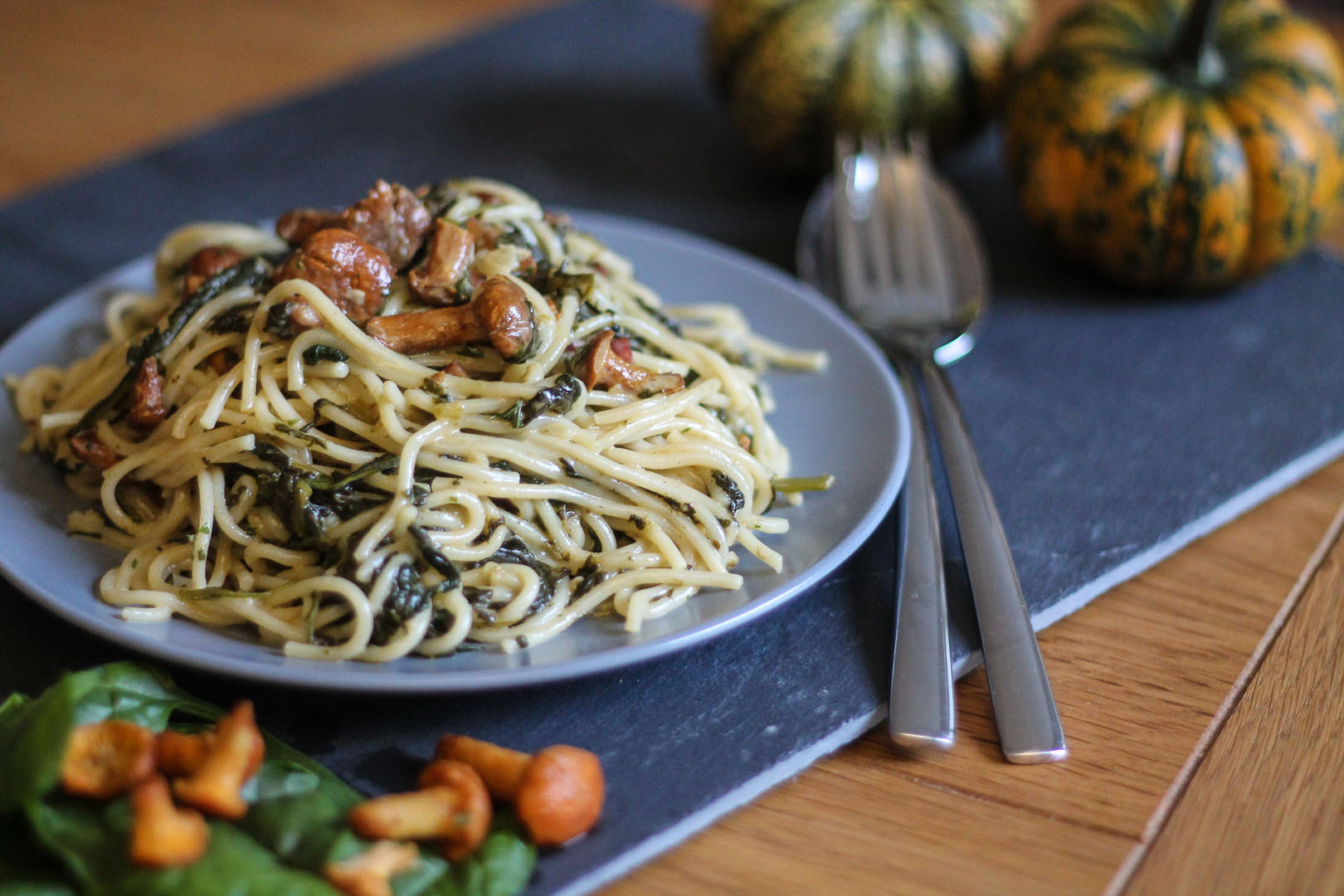 Pasta mit Spinat, Pfifferlingen und Gorgonzola Sauce - Küchentante